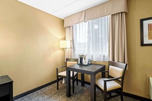 Standard Room, 1 Queen Bed, Non Smoking | Blackout drapes, iron/ironing board, rollaway beds, free WiFi - Best Western Plus Mariposa Inn & Conference Centre (Orillia)