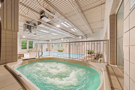 Bañera de hidromasaje interior. Best Western Plus Mariposa Inn & Conference Centre