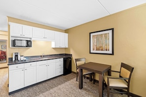 Standard Room, 1 King Bed, Non Smoking, Fireplace | Blackout drapes, iron/ironing board, rollaway beds, free WiFi - Best Western Plus Mariposa Inn & Conference Centre (Orillia)