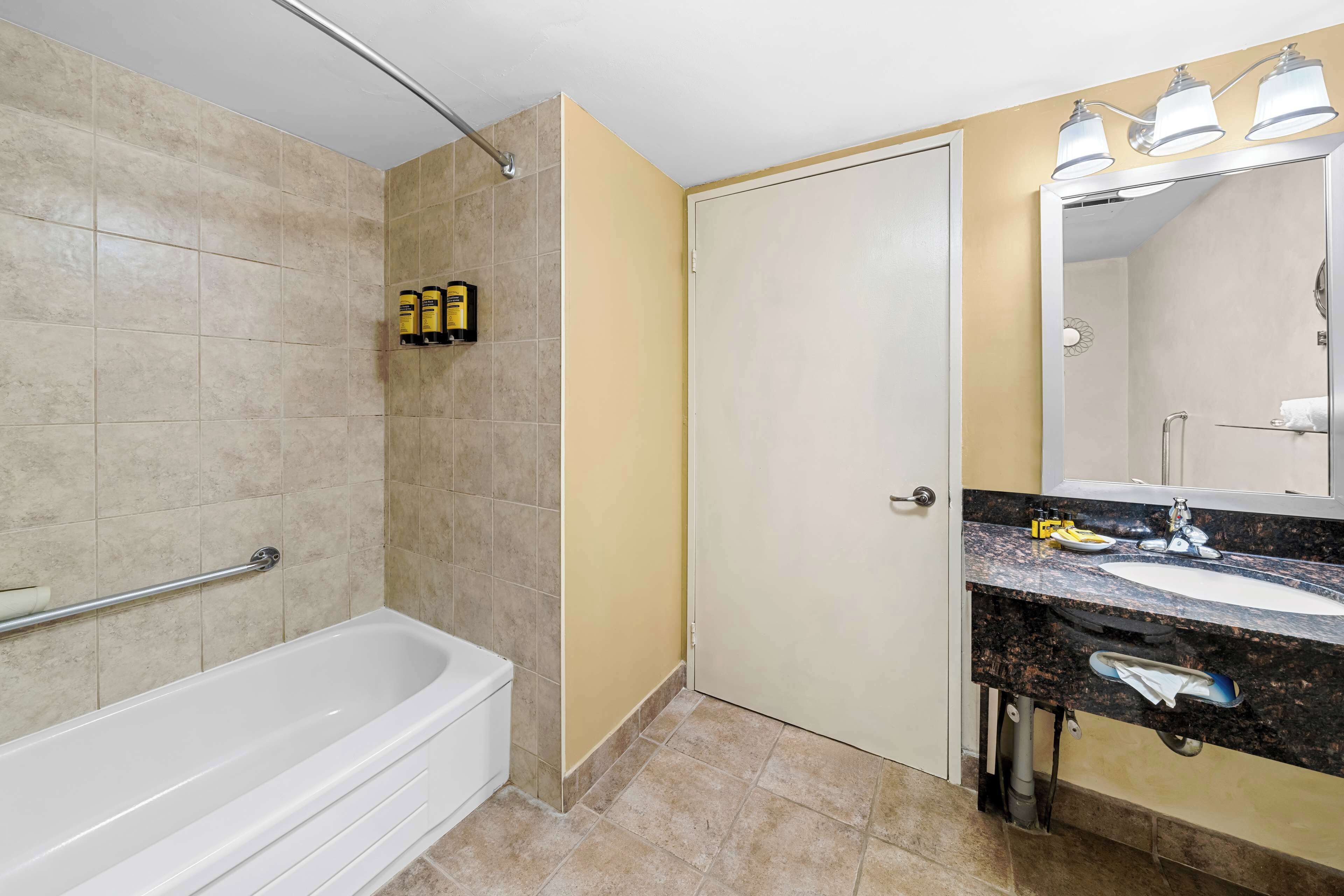 standard room, 1 king bed, non smoking, fireplace | bathroom | combined shower/bathtub, deep-soaking bathtub, free toiletries