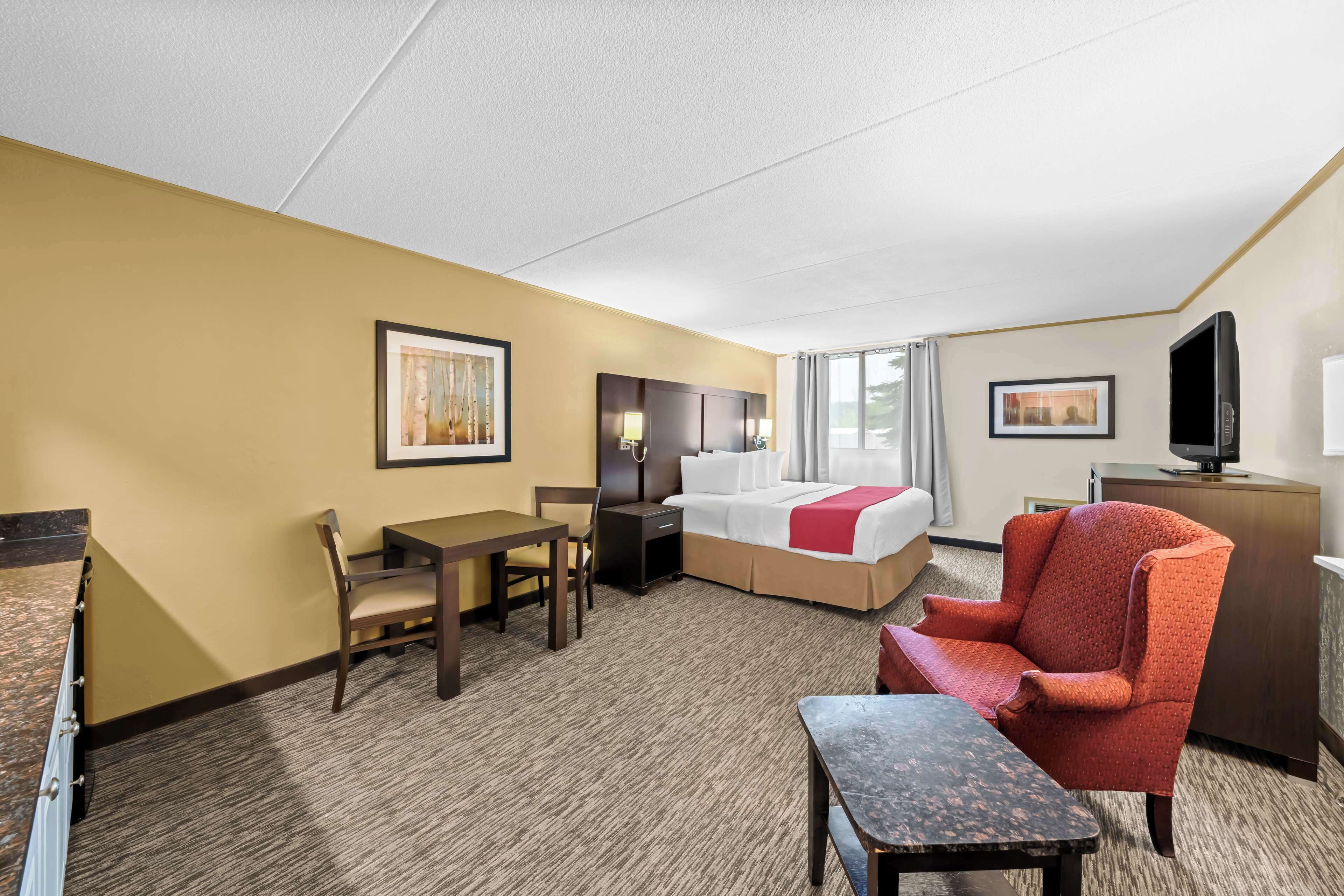 standard room, 1 king bed, non smoking, fireplace | 1 bedroom, blackout curtains, iron/ironing board, rollaway beds