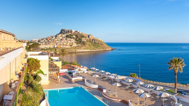 A coastal hotel with a swimming pool, lounge chairs, and umbrellas. - LH Pedraladda Resort (Castelsardo)