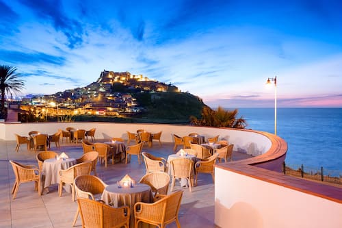 Breakfast, lunch, dinner served; sea views