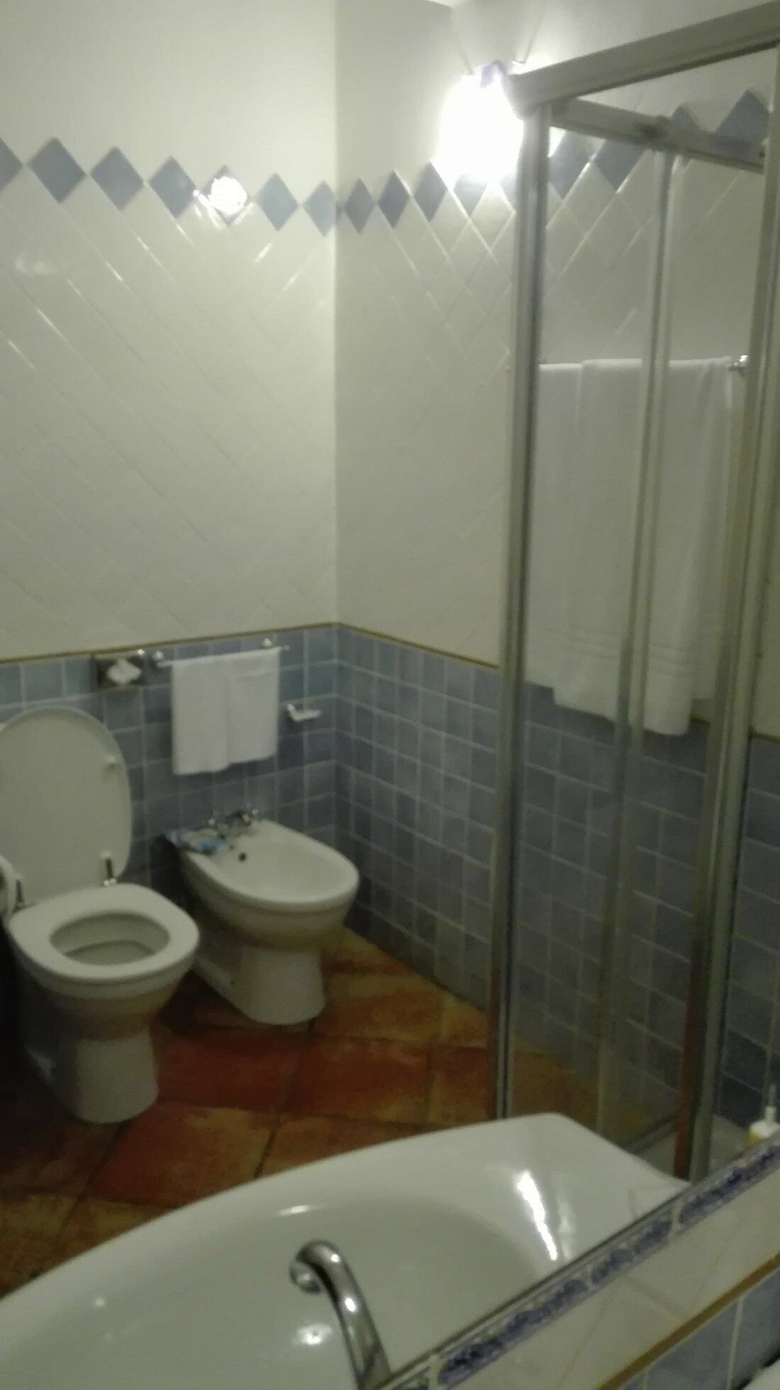 Kylpyhuone, jossa on kaksi wc:tä, suihku ja pesuallas.