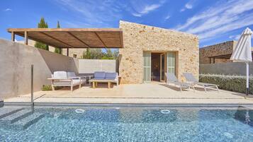 Deluxe villa, 1 kingsize bed, privézwembad, tuin | Een minibar, een kluis op de kamer, individueel gedecoreerd