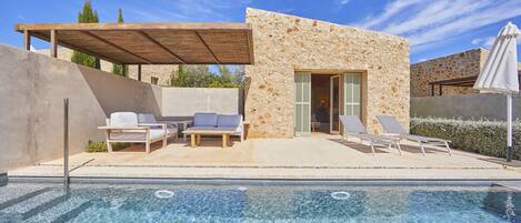 Villa Deluxe - 1 kingsize-säng - privat pool - trädgård | 1 sovrum, minibar och värdeförvaringsskåp på rummet