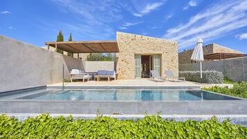 Deluxe villa, 1 kingsize bed, privézwembad, tuin | Een minibar, een kluis op de kamer, individueel gedecoreerd