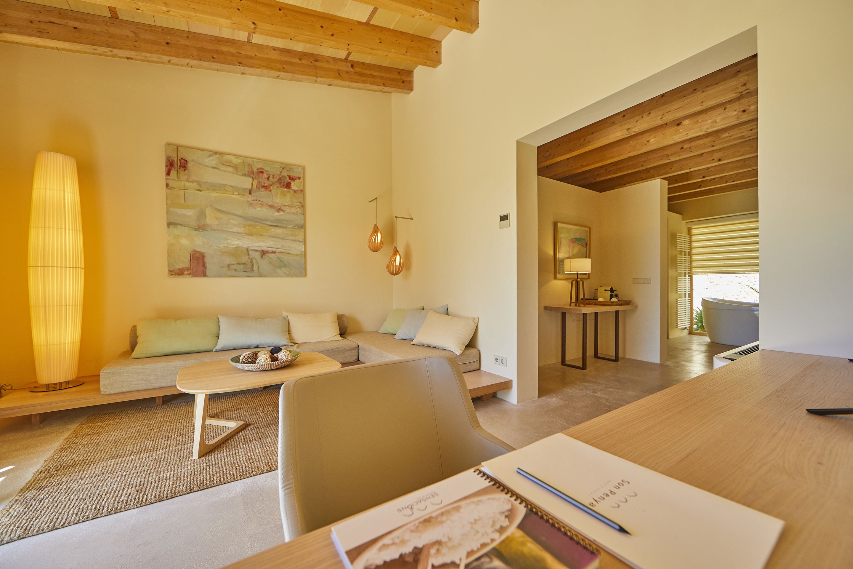 Suite Grand, 1 habitación, piscina privada, en la zona del jardín | Sala de estar | Televisión de 32 pulgadas con canales digitales