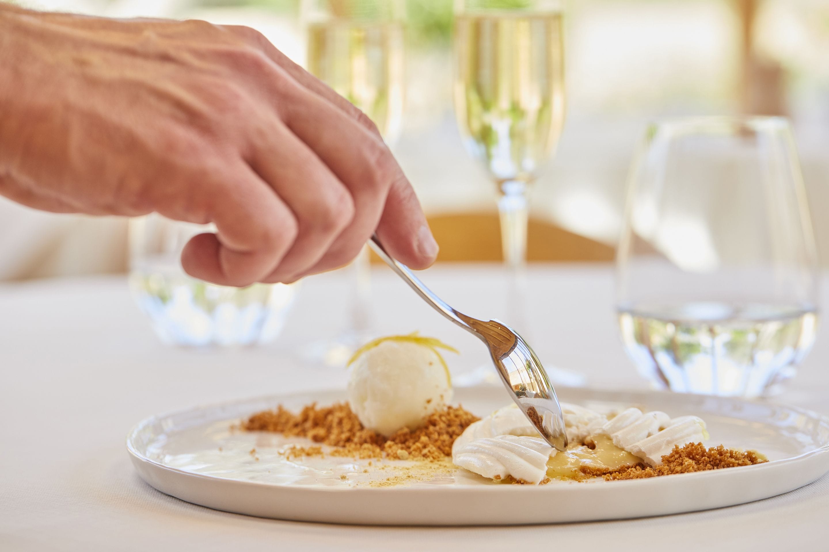 Un plato de postre con una porción de helado, un trozo de pastel y cobertura de crumble.