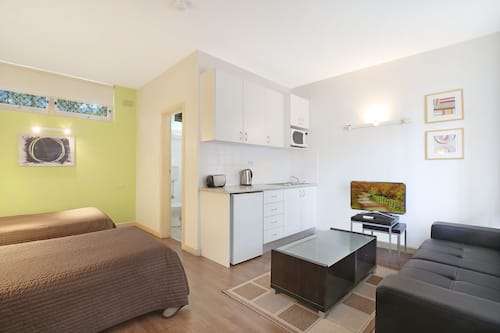 Standard-Zweibettzimmer, 2 Einzelbetten (Twin Studio) | Eigene Kochnische | Mini-Kühlschrank, Mikrowelle, Herdplatte, Wasserkocher