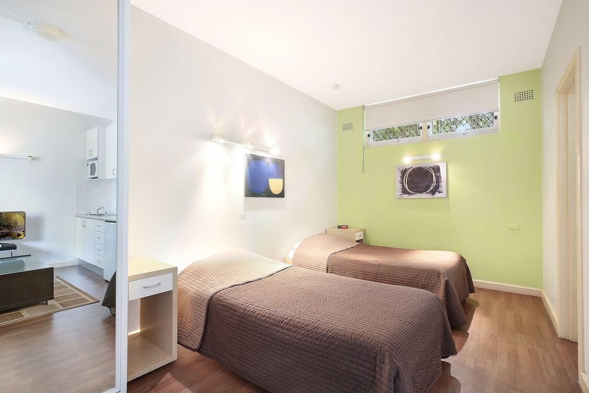 Tabla de planchar con plancha, cunas, wifi gratis y ropa de cama