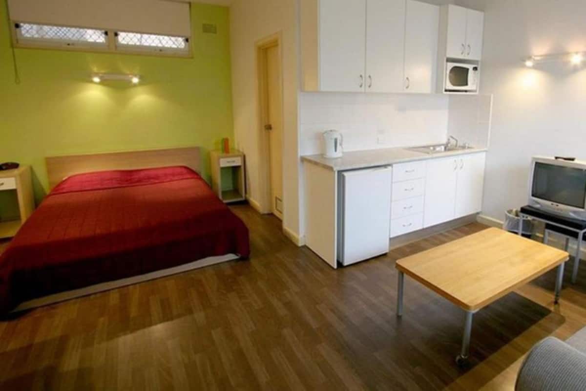 Studio – standard (Queen studio apartment) | Eget kjøkken | Minikjøleskap, mikrobølgeovn, kokeplater og vannkoker
