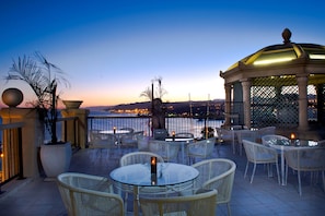 2 restaurants, breakfast, lunch, dinner served; international cuisine