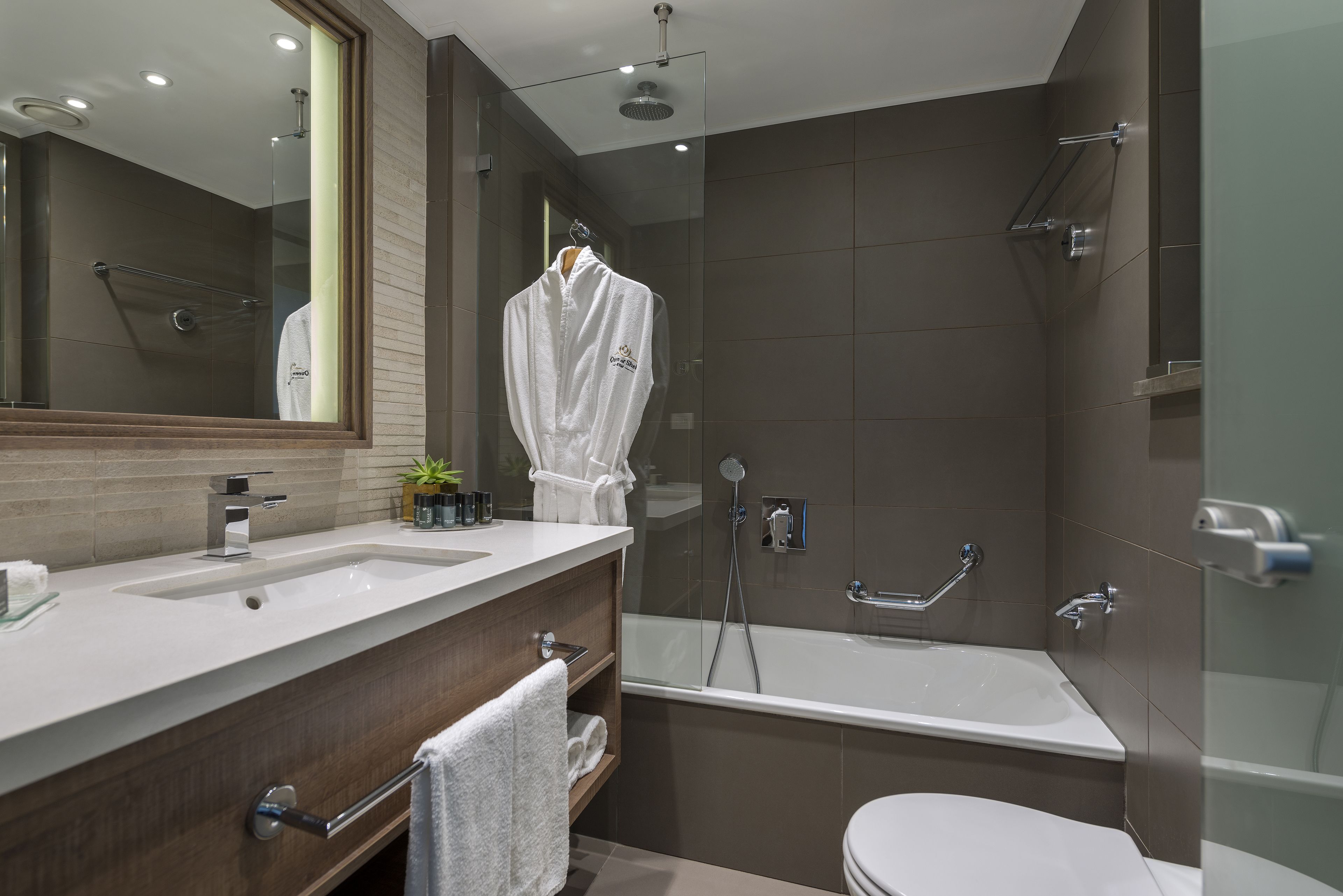 combined shower/bathtub, deep-soaking bathtub, free toiletries