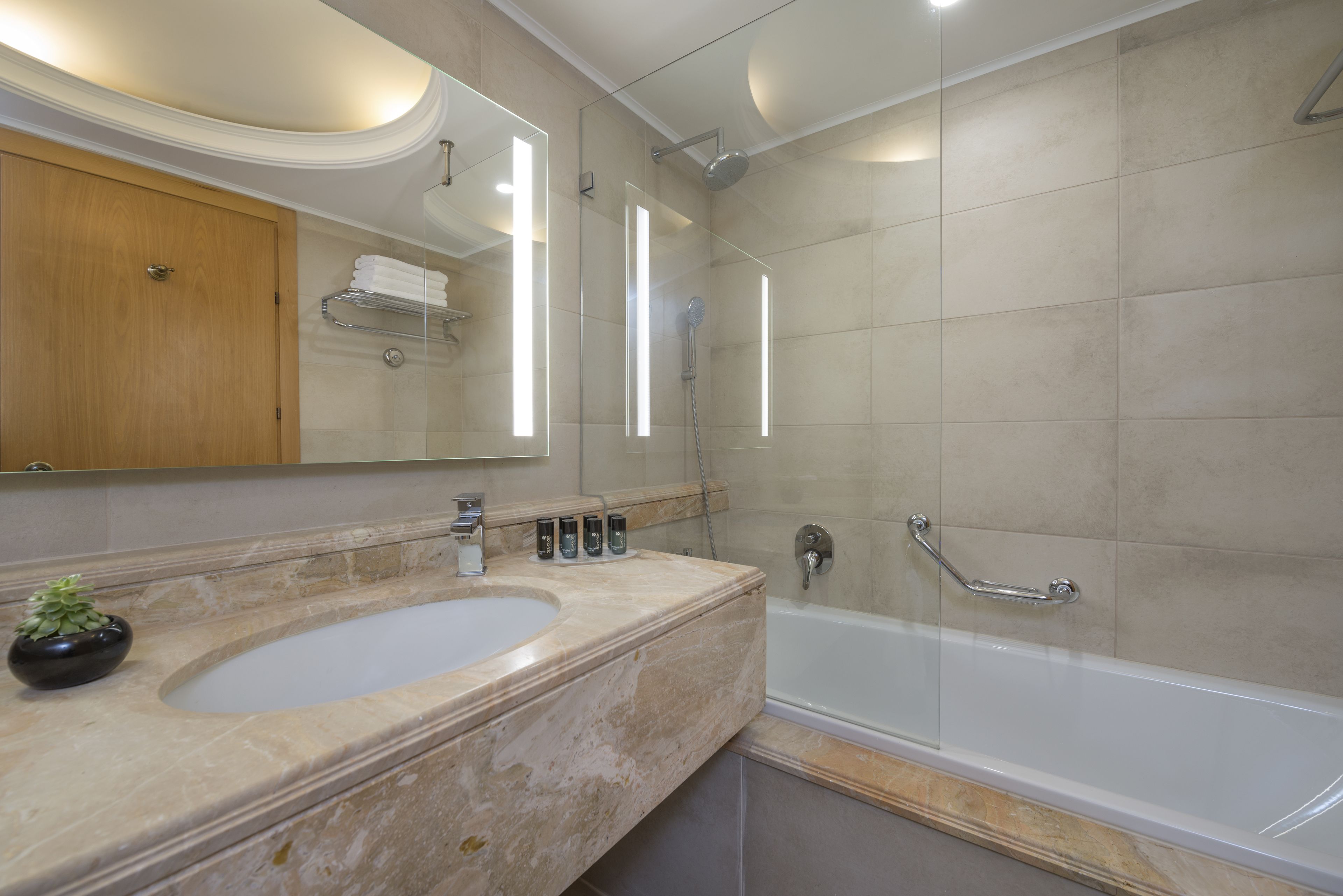 deluxe room | bathroom | combined shower/bathtub, deep-soaking bathtub, free toiletries