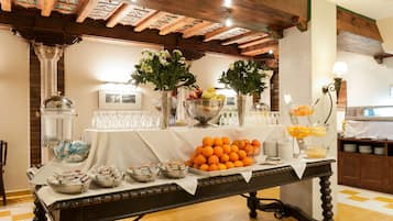 Desayuno buffet diario (EUR 13 por persona)