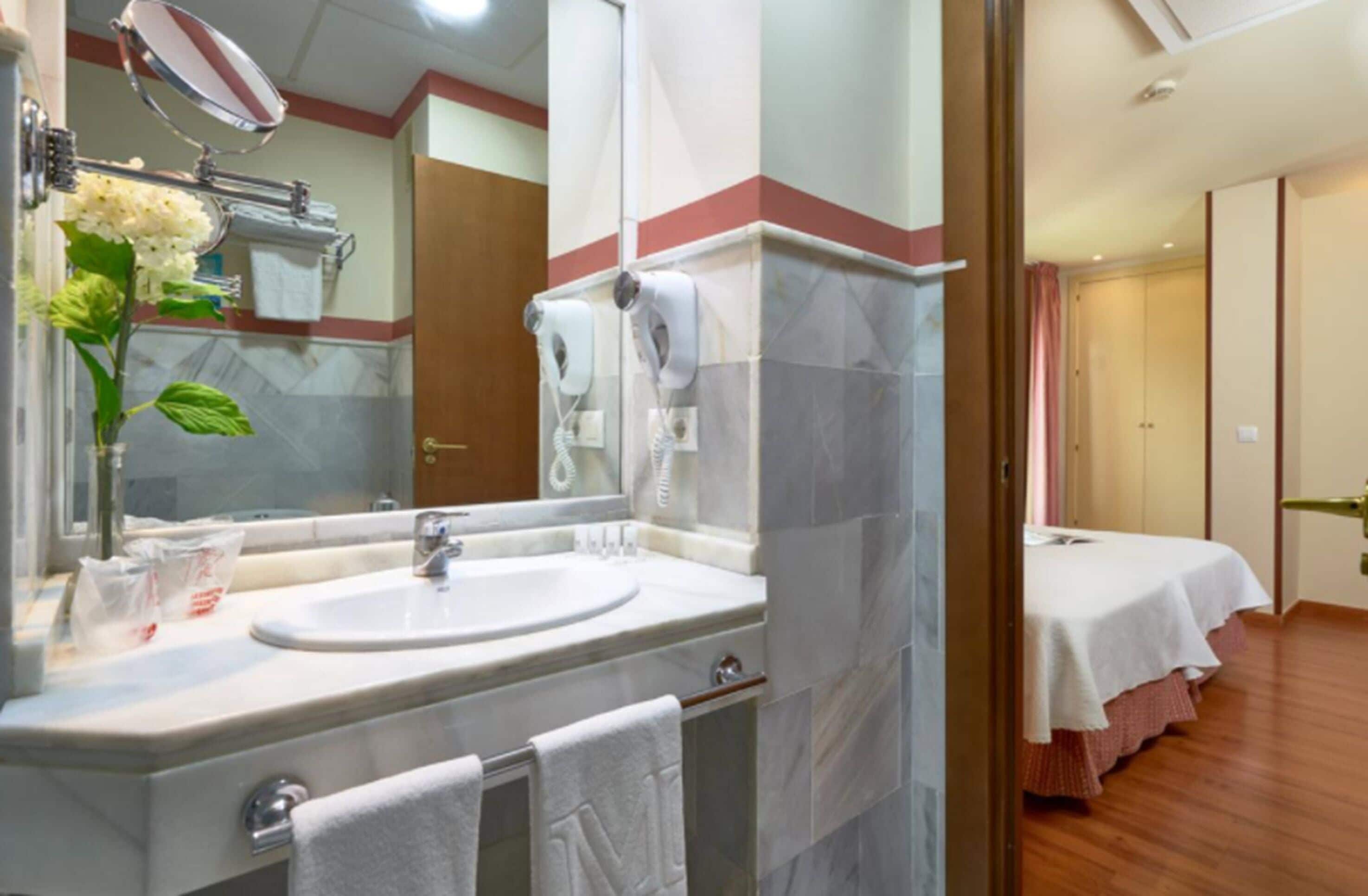 superior double room, terrace, city view | bathroom | combined shower/bathtub, free toiletries, hair dryer, towels