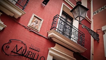 Un edificio rojo con un letrero que dice 'Hotel Murillo'.