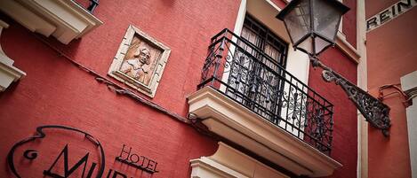 A red building with a sign that reads "Hotel Murillo."