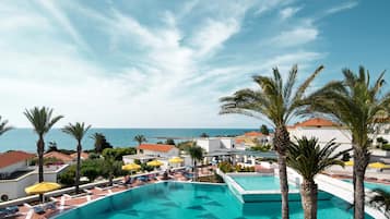 3 outdoor pools, pool umbrellas, pool loungers