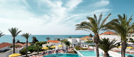 3 piscine all'aperto, ombrelloni da piscina, lettini