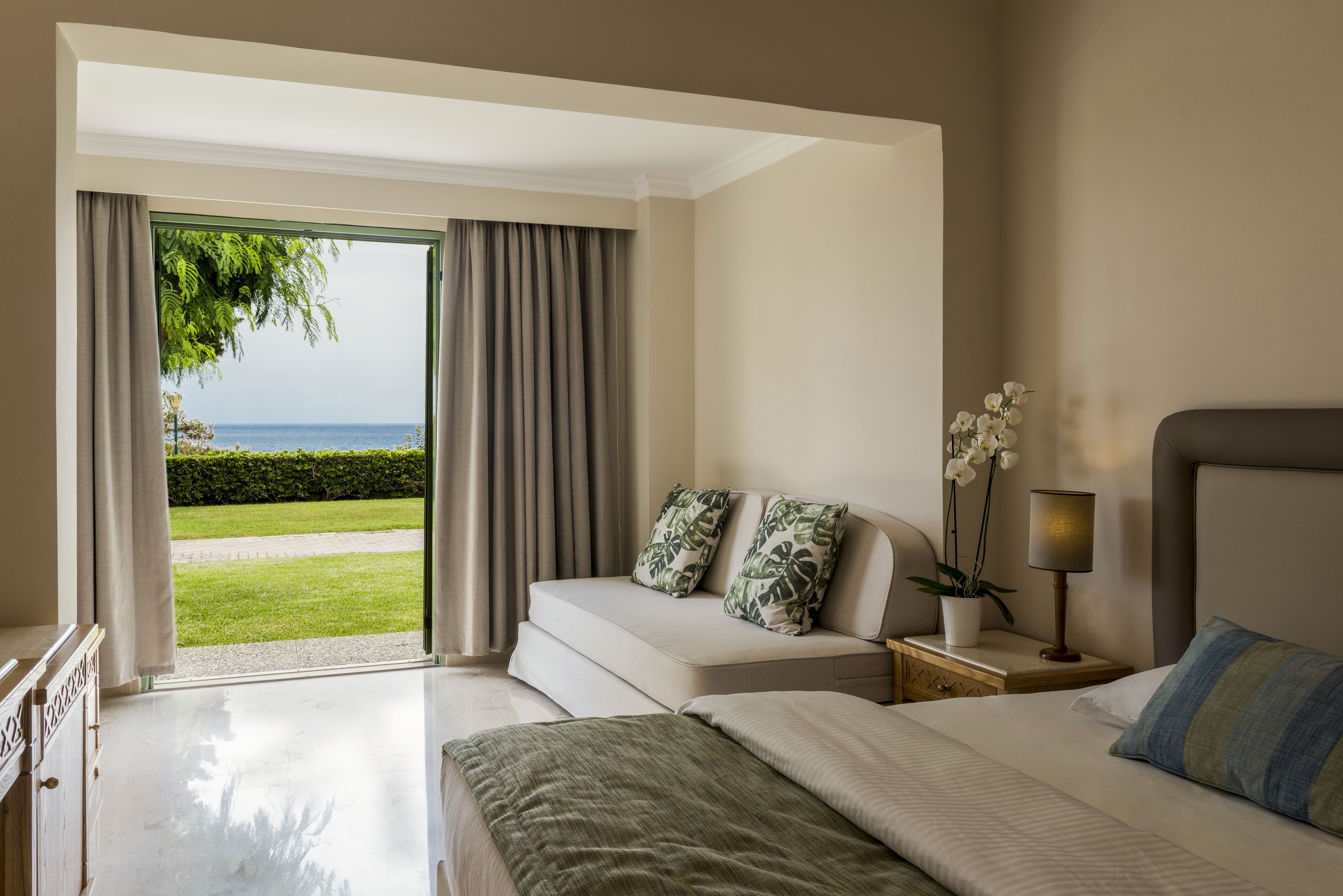 Bungalow, Sea View (Front Row) | Minibar, in-room safe, desk, soundproofing