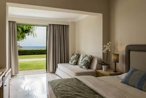 Minibar, caja de seguridad en la habitación y escritorio