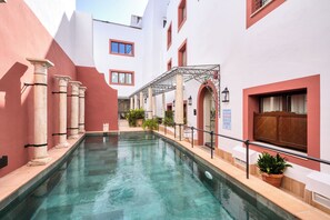 Outdoor pool, open noon to 8:00 PM, sun loungers - Hotel Murillo Reinoso (Seville)