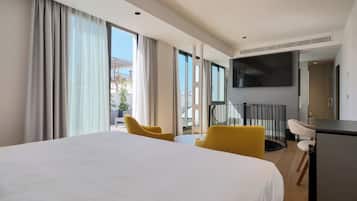 Deluxe Room, Terrace with Jacuzzi | Artículos del minibar gratis y caja de seguridad en la habitación
