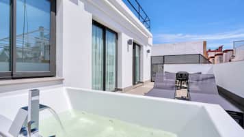Deluxe Room, Terrace with Jacuzzi | Mini-bar avec articles gratuits, coffres-forts dans les chambres, bureau