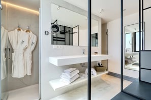 Deluxe Room, Terrace with Jacuzzi | Artículos del minibar gratis y caja de seguridad en la habitación