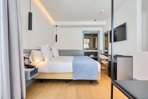 Premium Room, Terrace with Jacuzzi | 免費迷你吧物品、客房內保險箱、書桌、筆電工作空間