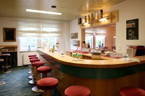 2 間餐廳；供應早餐、午餐、晚餐；德國菜