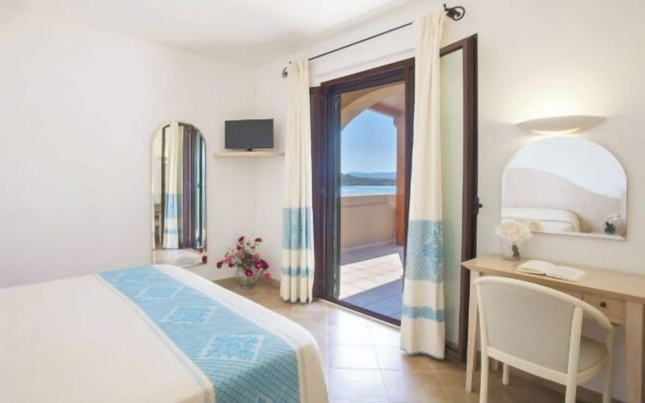 Suite Junior, vue sur la mer | Minibar, coffre-fort, bureau, accès au Wi-Fi (inclus)