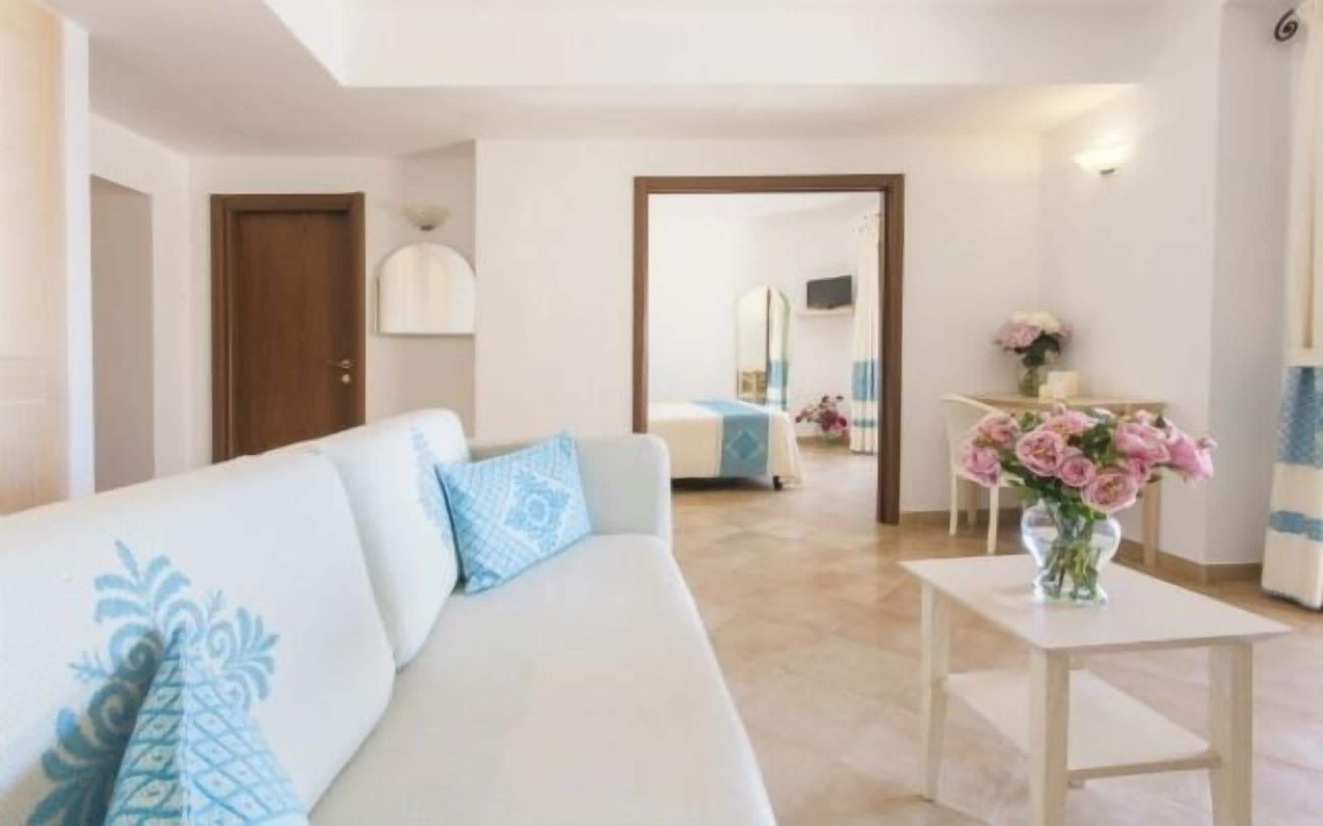 junior suite, sea view | minibar, in-room safe, desk, free wifi