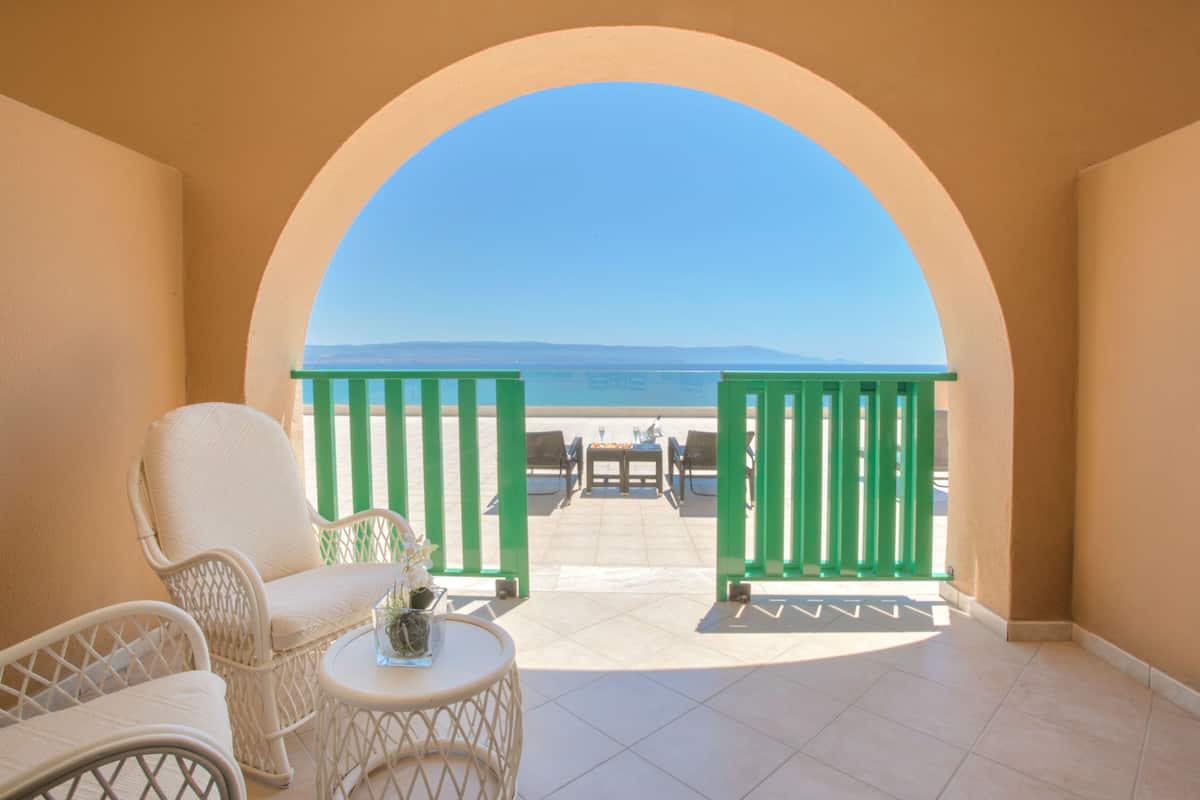 Minibar, in-room safe, desk, free WiFi