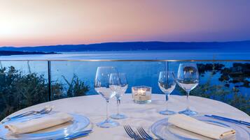 Breakfast, lunch, dinner served; local cuisine, ocean views