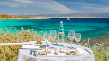 Frühstück, Mittagessen, Abendessen, lokale Küche, Blick aufs Meer