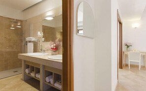 Juniorsvit - havsutsikt | Badrum | Dusch, gratis toalettartiklar, hårtork och bidé