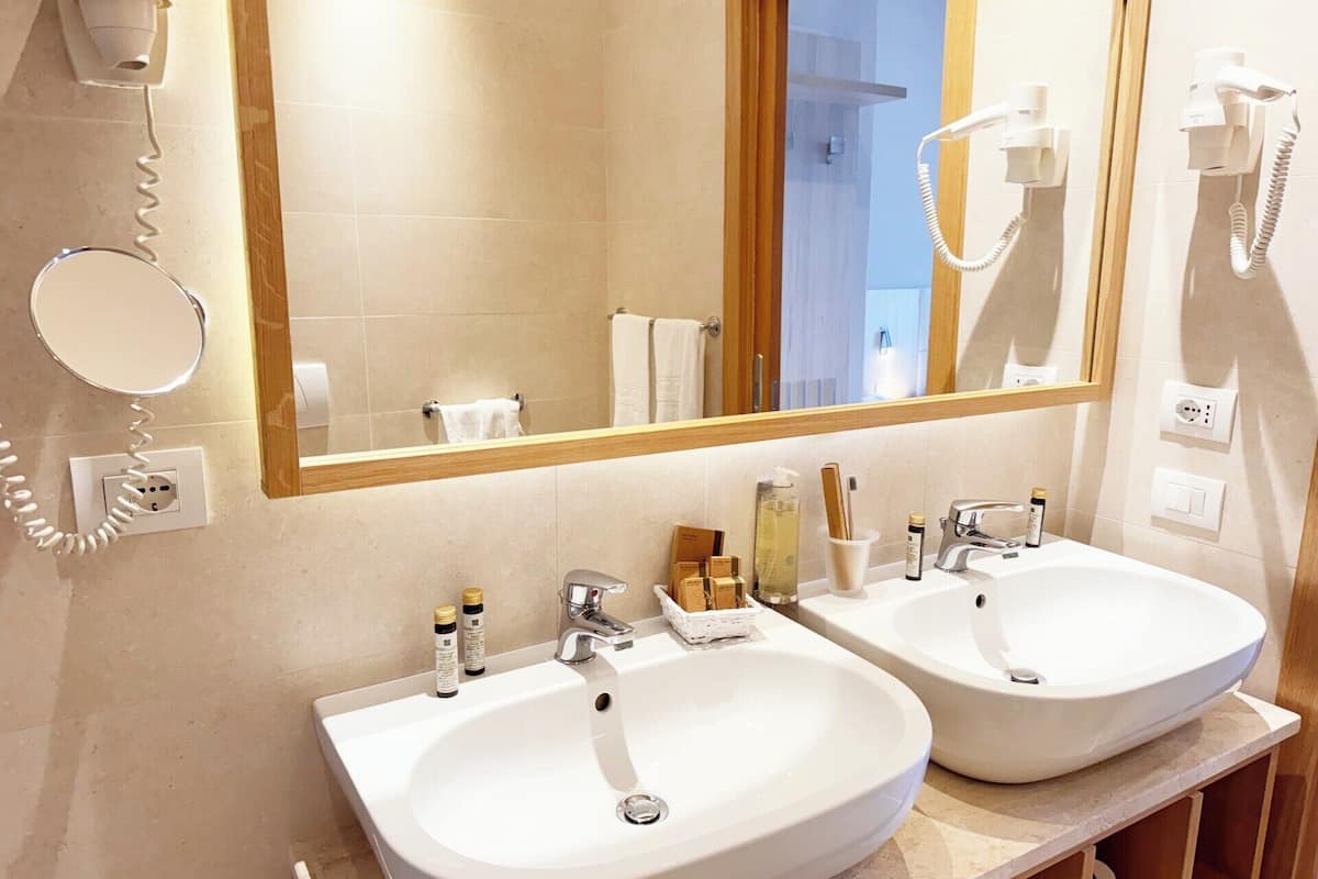 exclusive suite, 2 bedrooms, 2 bathrooms, sea view | minibar, in-room safe, desk, free wifi