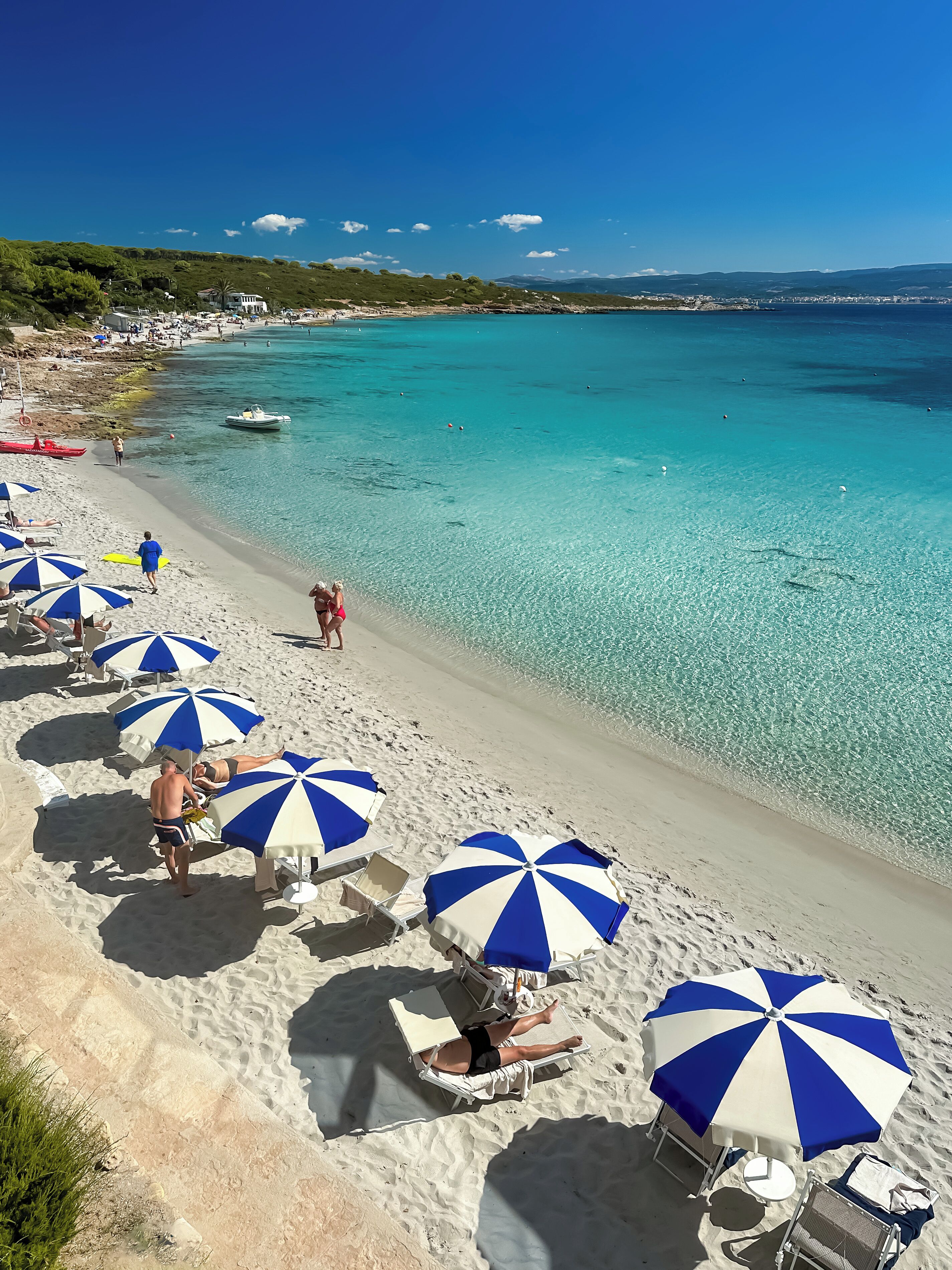 Playa privada, playa de arena blanca, camastros y sombrillas 