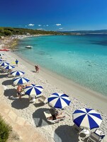 Pantai persendirian, pasir putih, kerusi lepak pantai, payung 