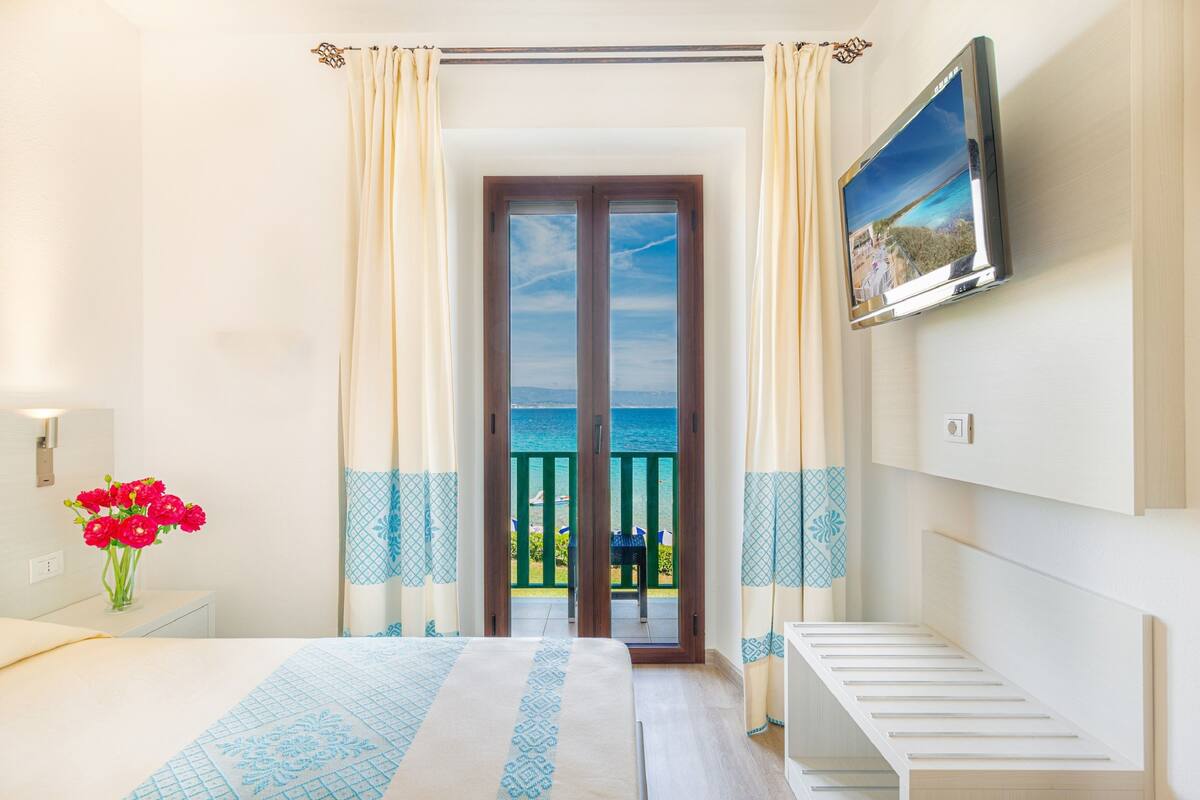 classic double room, 1 double bed, sea view | minibar, in-room safe, desk, free wifi