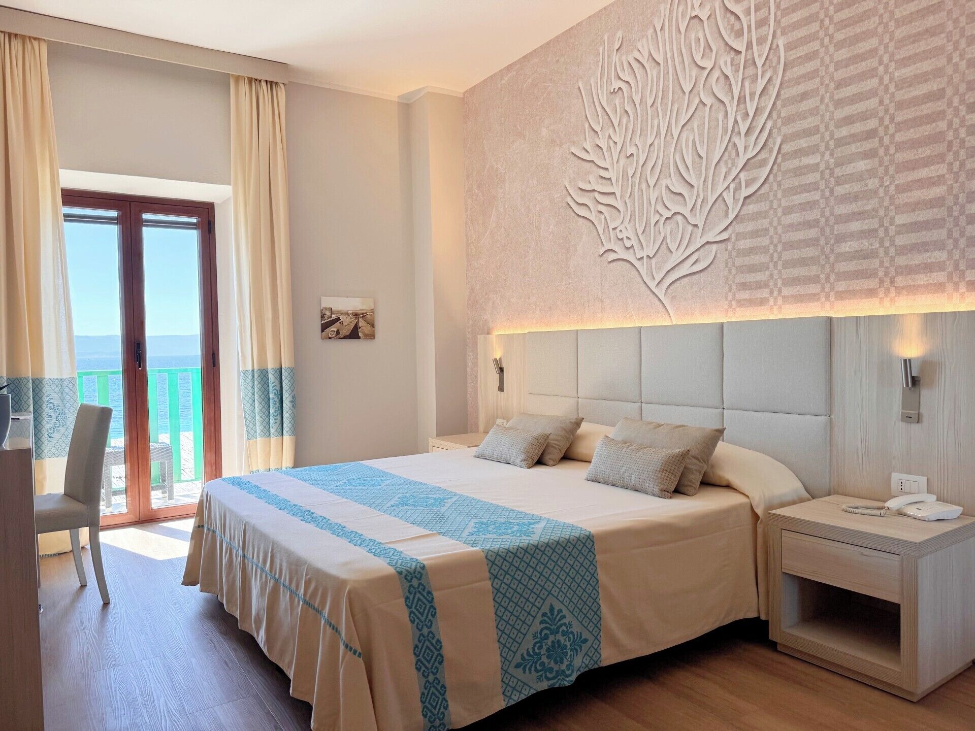 Exclusieve suite, 2 slaapkamers, 2 badkamers, uitzicht op zee | Een minibar, een kluis op de kamer, een bureau, gratis wifi