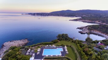 Kolam renang terbuka, payung kolam, kerusi lepak pantai 