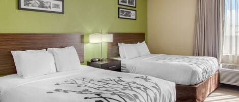 Een bureau, verduisterende gordijnen, een strijkplank/strijkijzer