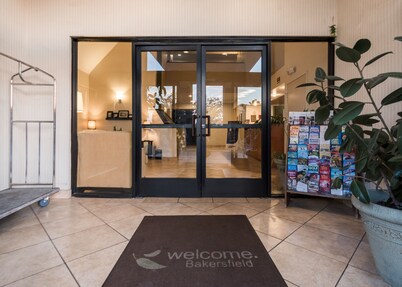 北贝克斯菲尔德斯利普套房酒店