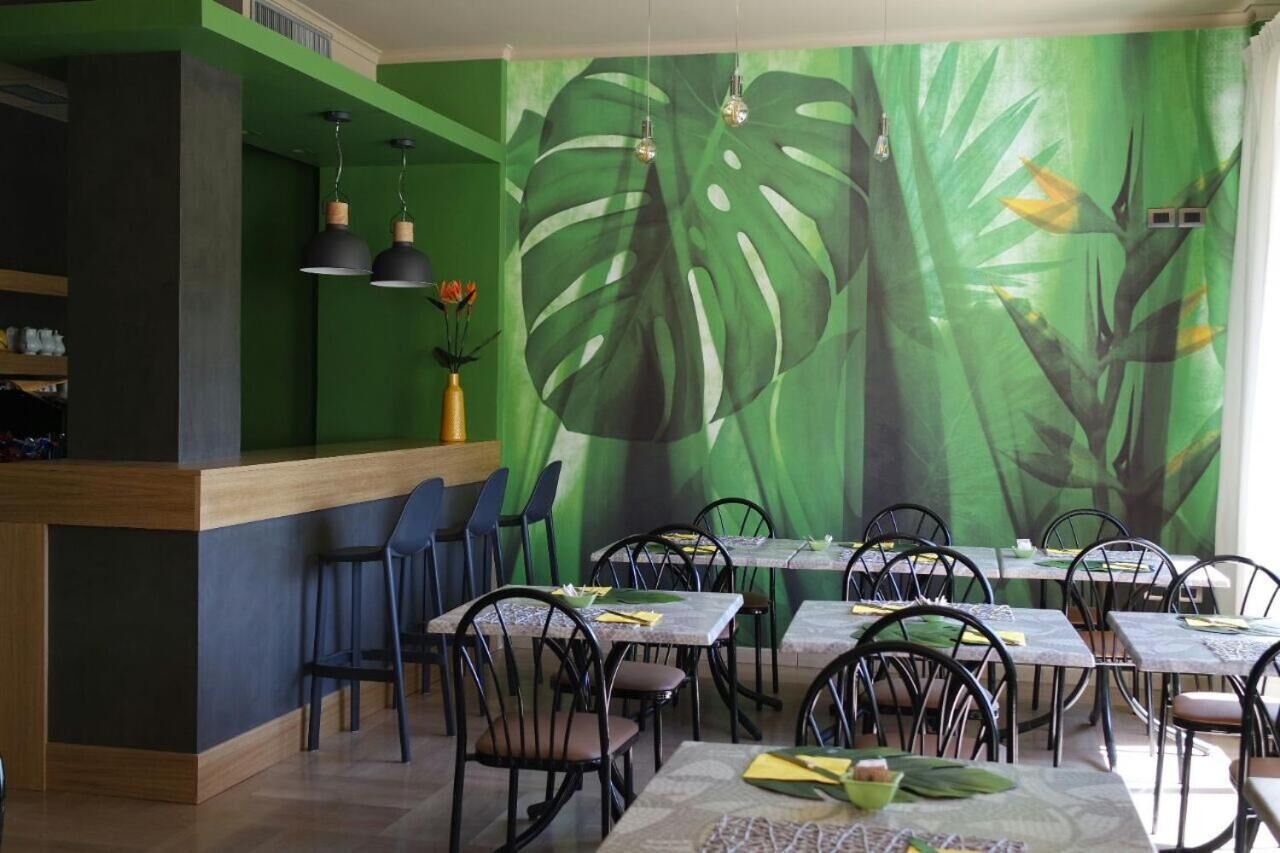 breakfast, lunch, dinner served; italian cuisine