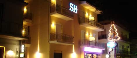 Façade de l’hébergement - soirée/nuit