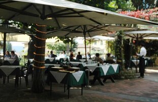 供应早餐、午餐和晚餐，地方菜